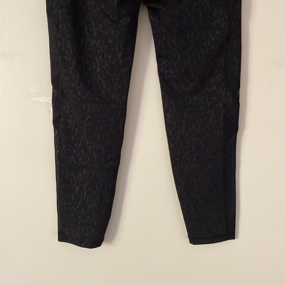 Old Navy Active Black Pattern Elevate Leggings Stretch - Picture 10 of 12